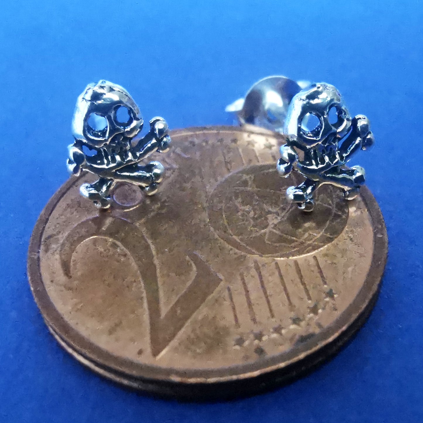 Ohrstecker aus Silber Totenkopf mit Knochen – Ohrringe