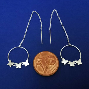 Durchzieher mit Kette und Schmetterlingen auf Ring