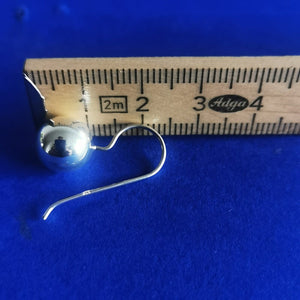 Ohrhaken mit glatter Kugel aus Silber