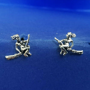 Ohrstecker Hexe auf Besen fliegend aus 925 Silber – Ohrringe