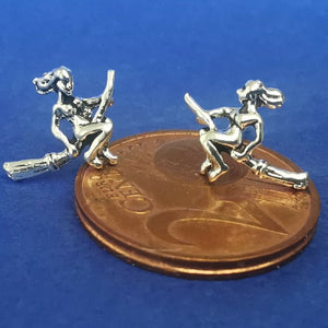 Ohrstecker Hexe auf Besen fliegend aus 925 Silber – Ohrringe