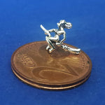 Lade das Bild in den Galerie-Viewer, Ohrstecker Hexe auf Besen fliegend aus 925 Silber – Ohrringe
