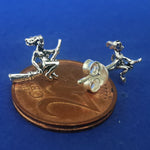 Lade das Bild in den Galerie-Viewer, Ohrstecker Hexe auf Besen fliegend aus 925 Silber – Ohrringe
