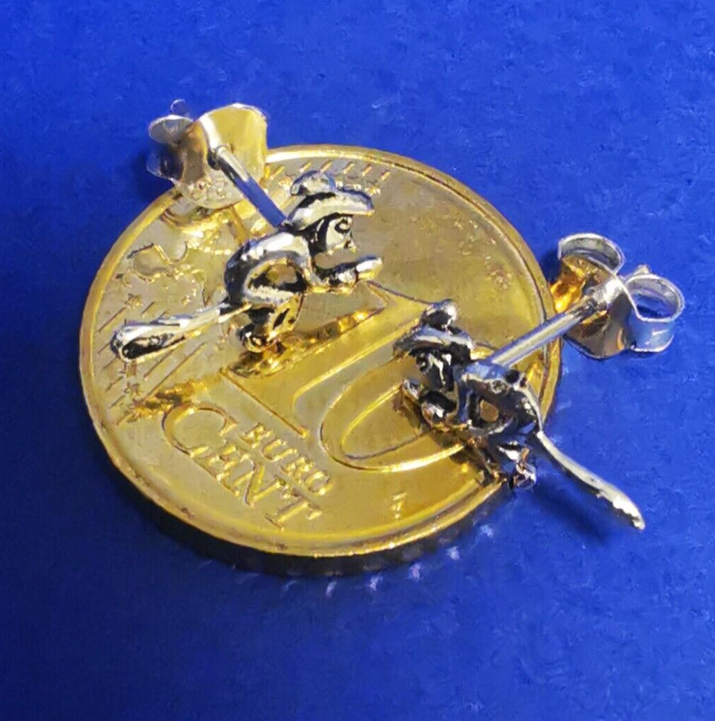 Kleine Ohrstecker aus Silber Hexe auf Besen- Ohrringe