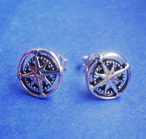 Ohrstecker aus Silber im Kompass-Design