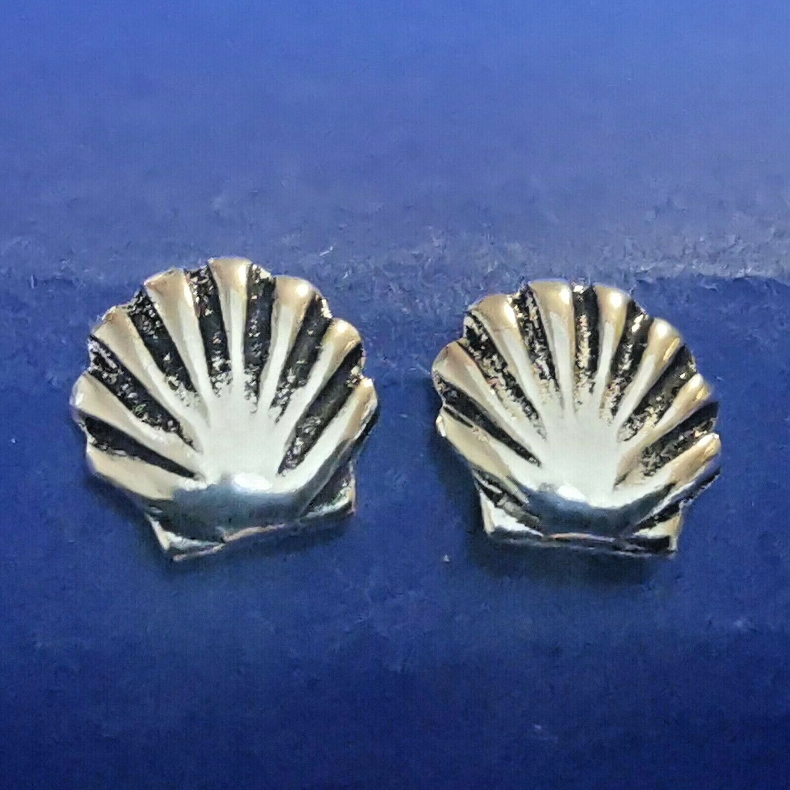 Mini Ohrstecker aus Silber im Muscheldesign