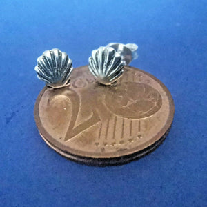Mini Ohrstecker aus Silber im Muscheldesign