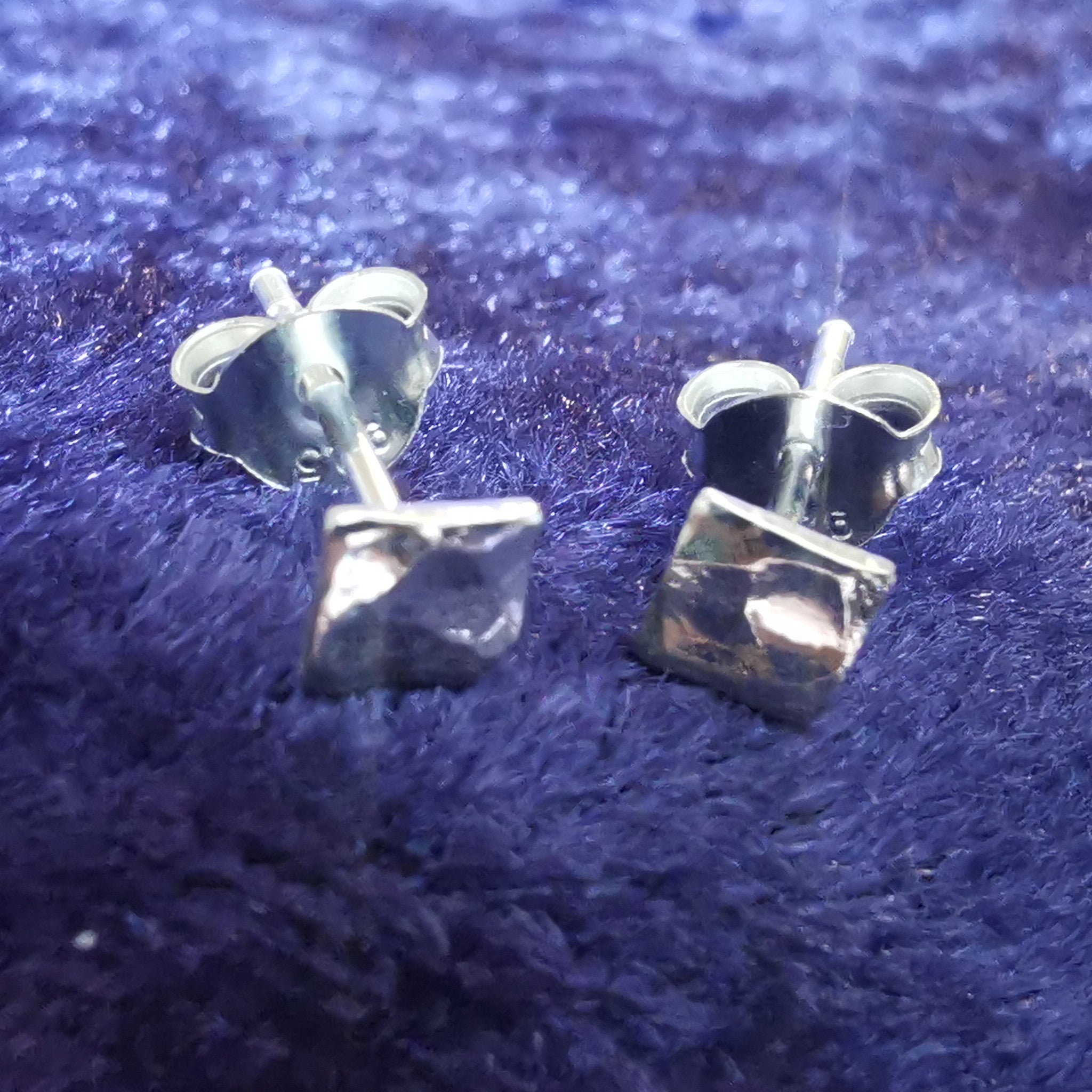 Ohrstecker Quadrat gehämmert aus 925 Silber - Ohrringe