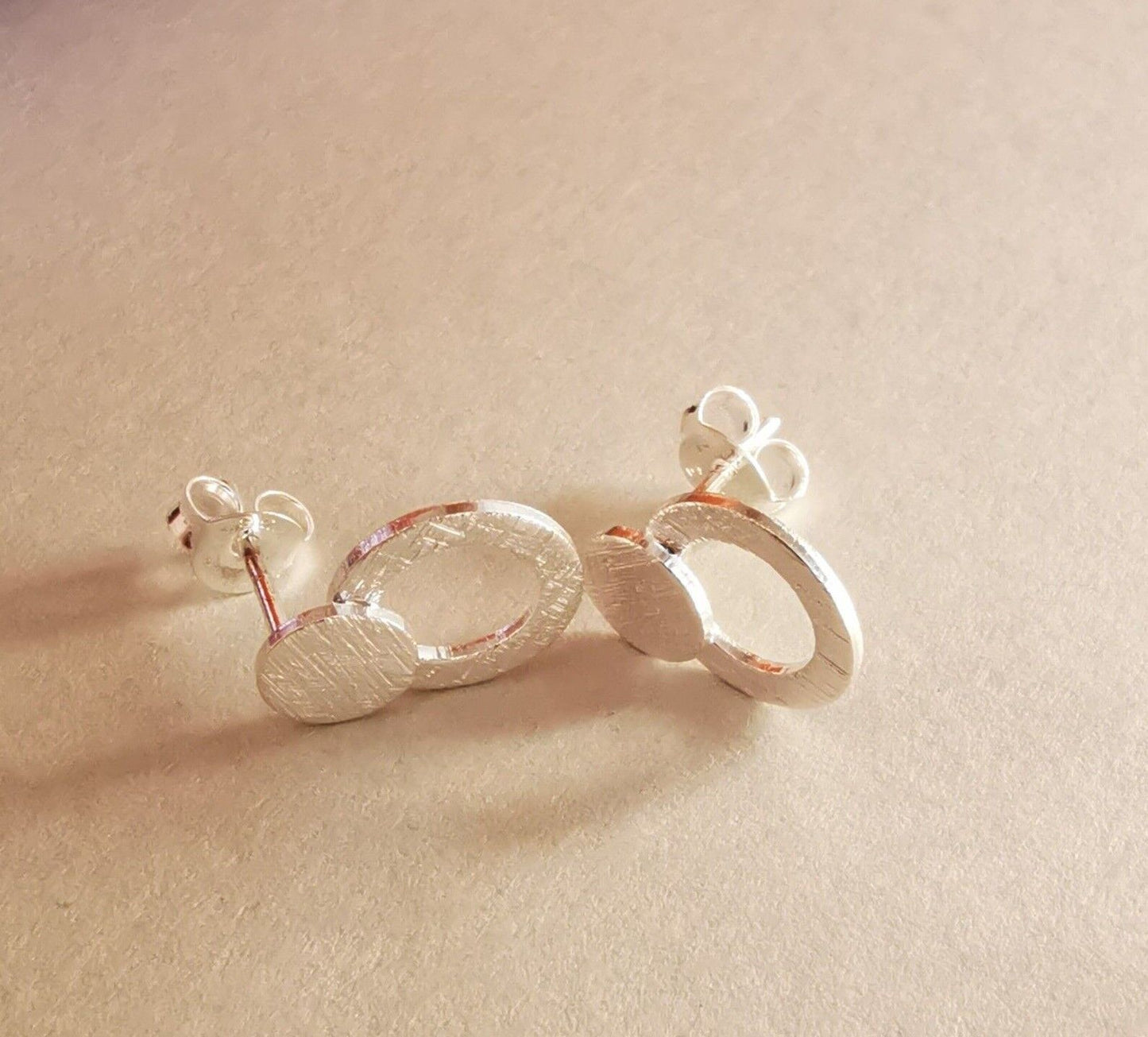 Ohrstecker aus Silber Scheiben-Ring Design gebürstet