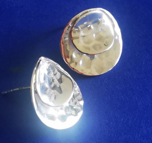 Ohrstecker aus Silber Tropfenform gehämmert