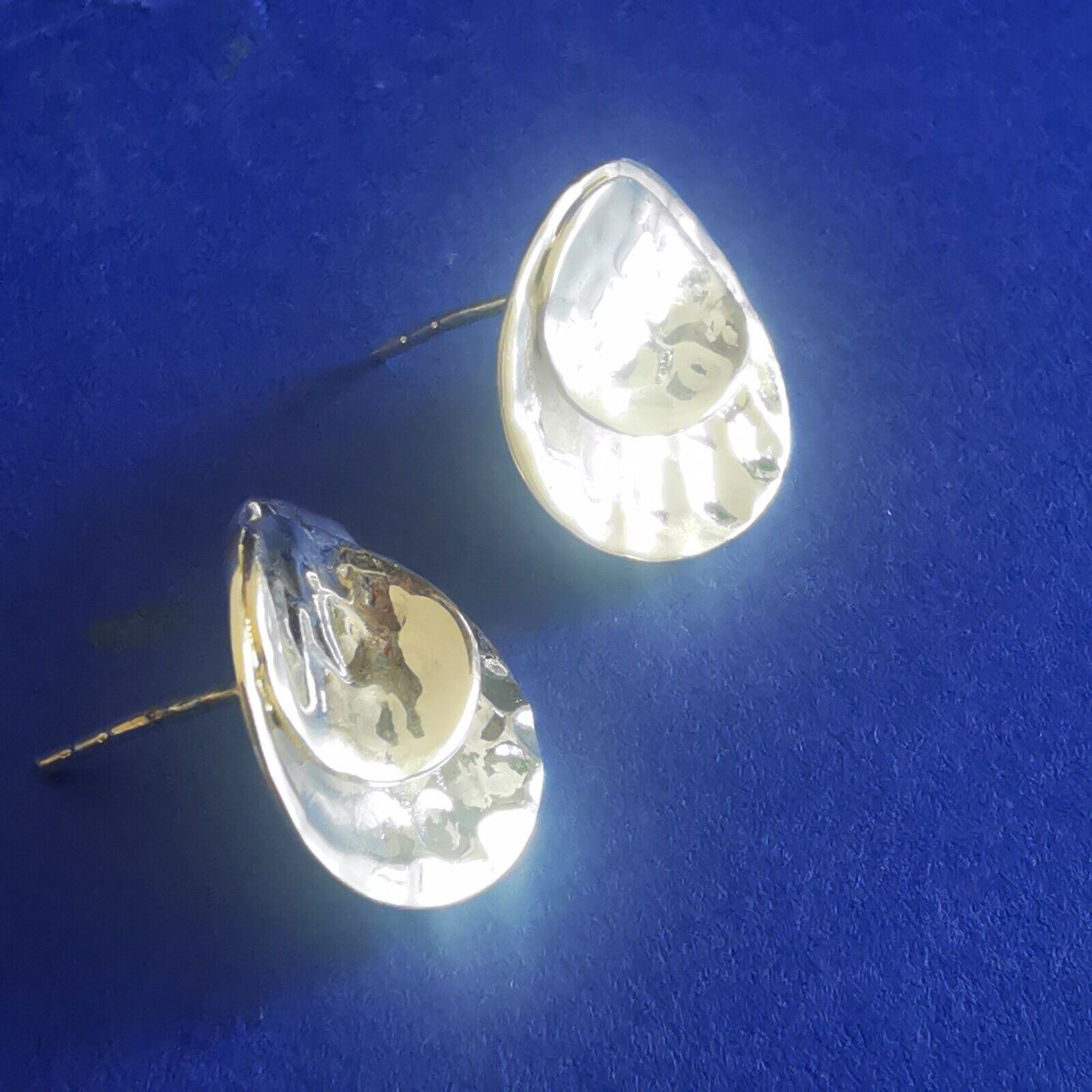Ohrstecker aus Silber Tropfenform gehämmert
