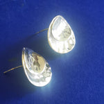 Lade das Bild in den Galerie-Viewer, Ohrstecker aus Silber Tropfenform gehämmert
