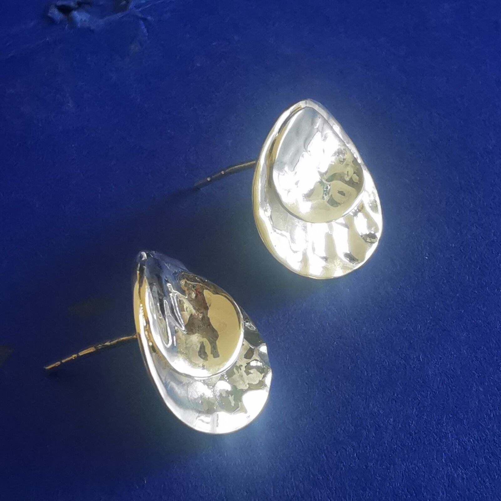 Ohrstecker aus Silber Tropfenform gehämmert