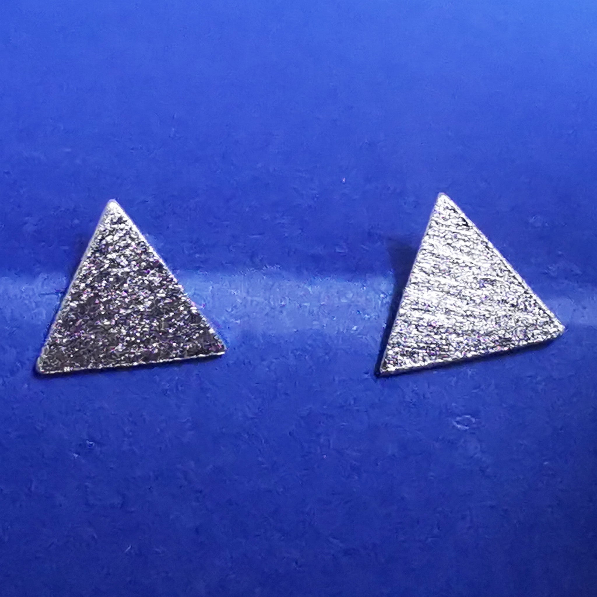 Ohrstecker Dreieck gebürstet aus 925 Silber – Ohrringe