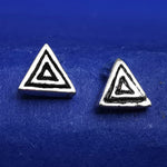 Lade das Bild in den Galerie-Viewer, Kleiner Ohrstecker Dreieck 925 Silber – Ohrringe
