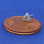 Lade das Bild in den Galerie-Viewer, Kleiner Ohrstecker Dreieck 925 Silber – Ohrringe
