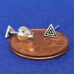 Lade das Bild in den Galerie-Viewer, Kleiner Ohrstecker Dreieck 925 Silber – Ohrringe
