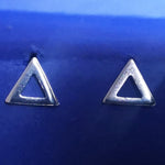Lade das Bild in den Galerie-Viewer, Ohrstecker Kleine Triangle Dreiecke aus 925 Silber - Ohrringe Minimalschmuck
