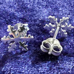 Lade das Bild in den Galerie-Viewer, Schneeflocke Ohrstecker aus 925er Silber – Ohrringe
