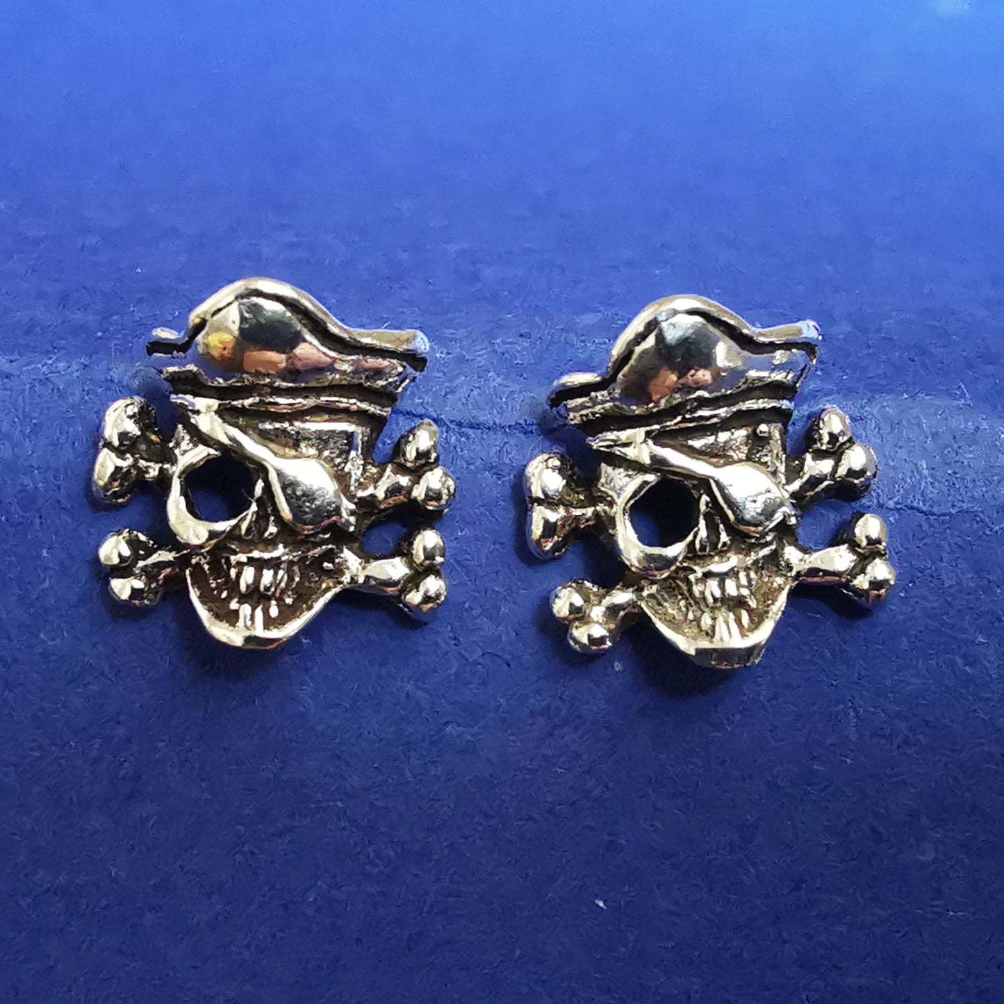 Ohrstecker aus Silber Totenkopf mit Augenklappe – Ohrringe