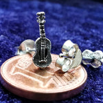 Lade das Bild in den Galerie-Viewer, Ohrstecker Gitarre aus 925 Silber – Ohrringe
