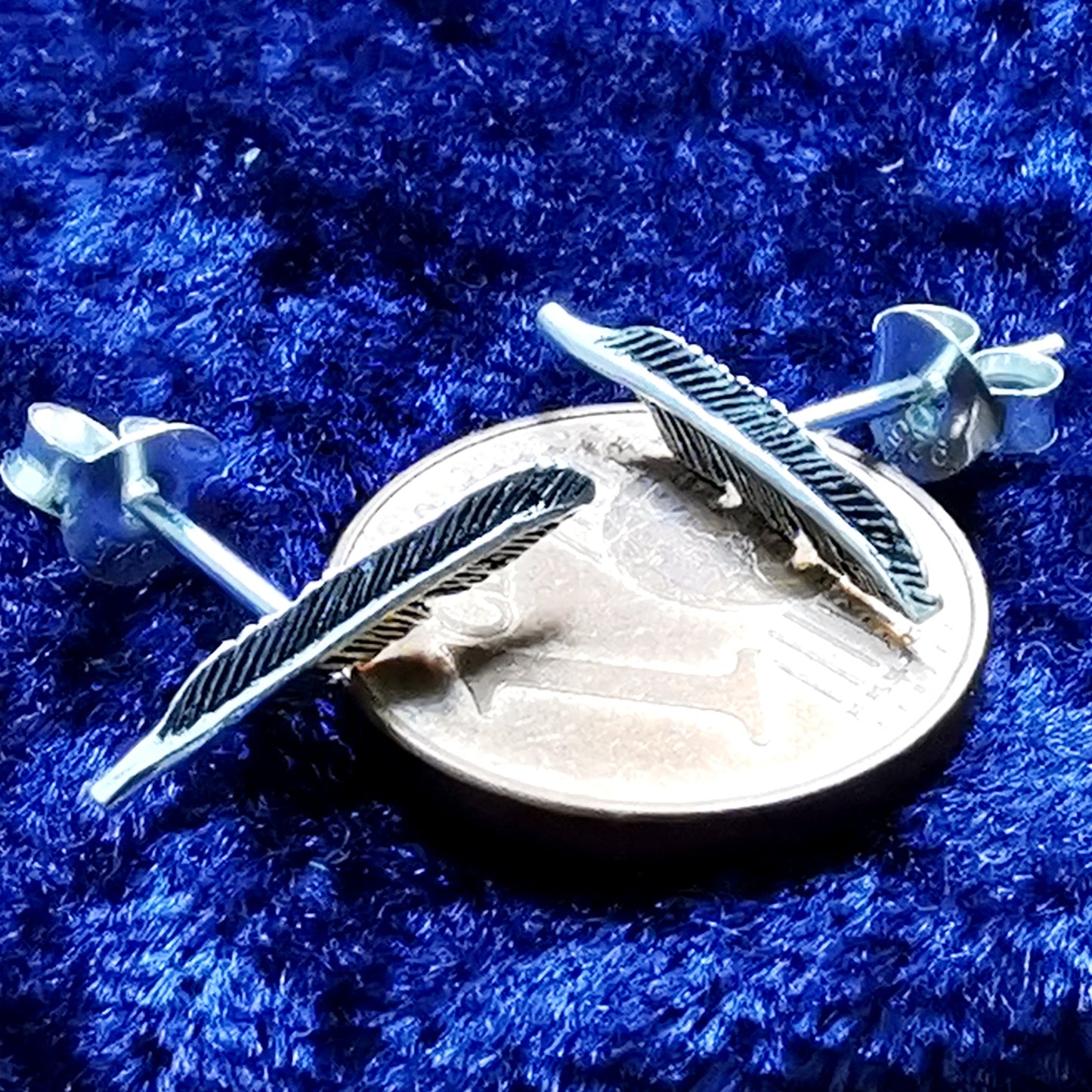 Kleiner Ohrstecker aus Silber Feder – Ohrringe