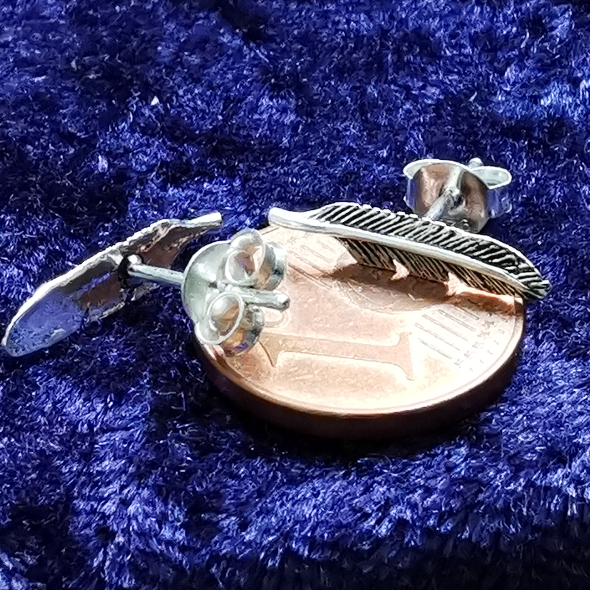Kleiner Ohrstecker aus Silber Feder – Ohrringe