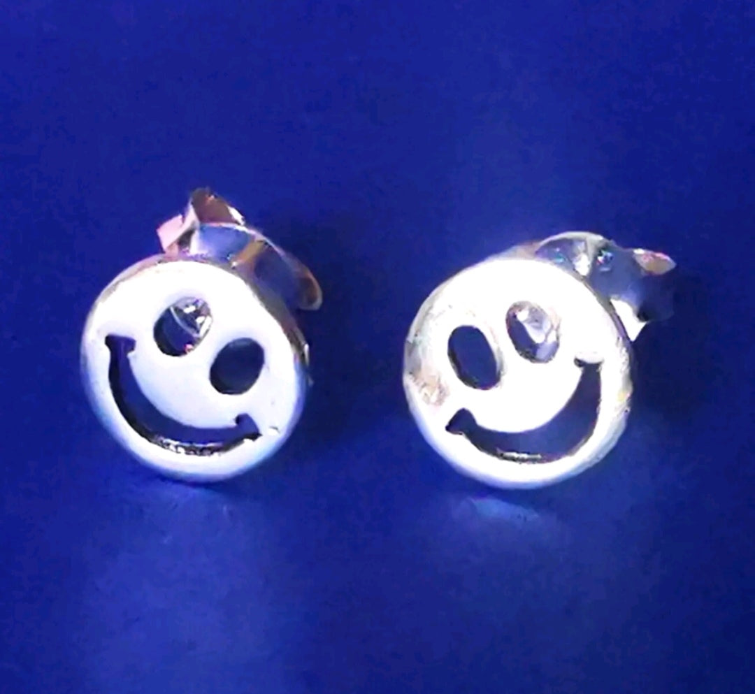 Detailaufnahme 925 Silber Smiley Ohrringe – minimalistische runde Ohrstecker, nickelfrei