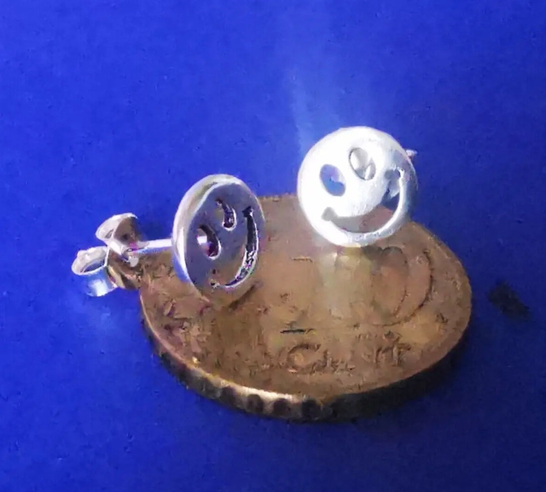 Smiley Ohrstecker Silber – kleine runde Ohrringe, Ø 7 mm, modernes Schmuckdesign für Damen