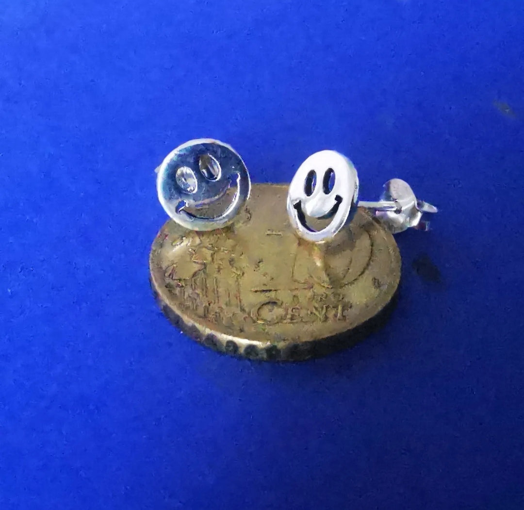 Paar Smiley Ohrstecker aus echtem 925 Sterling Silber – edler, handpolierter Schmuck mit Frontalansicht