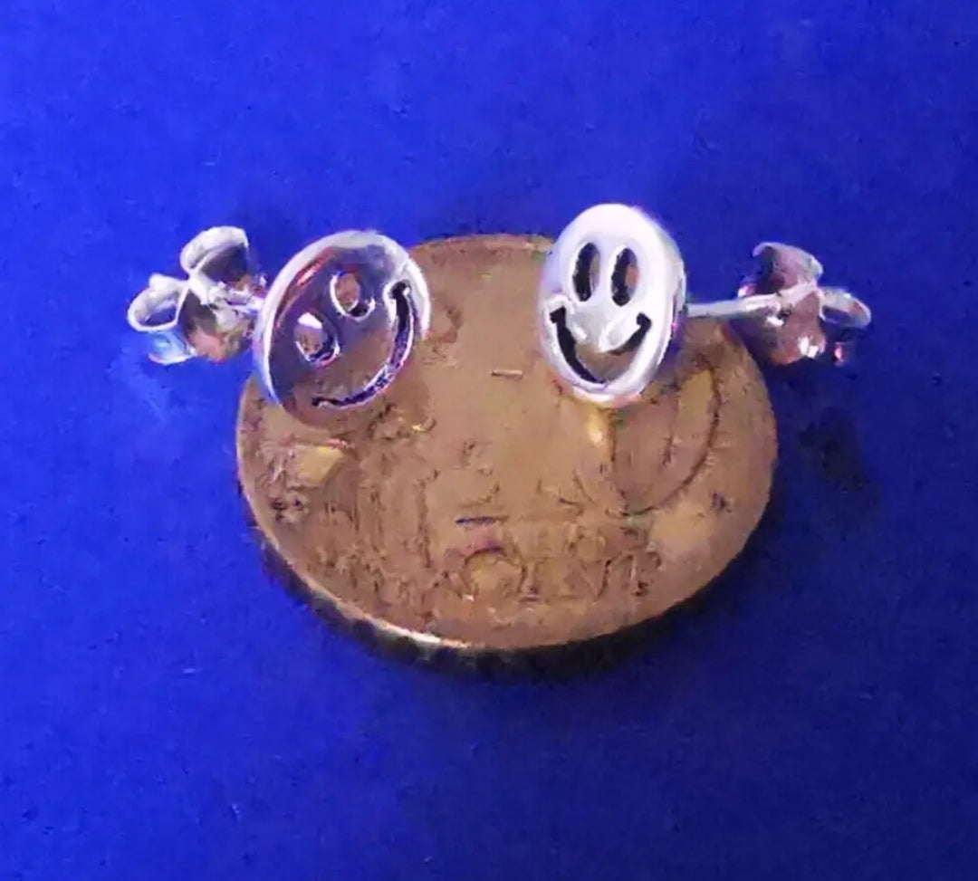 Größenverhältnis Foto Smiley Ohrstecker 925 Silber – dezenter, verspielter Ohrschmuck für den Alltag