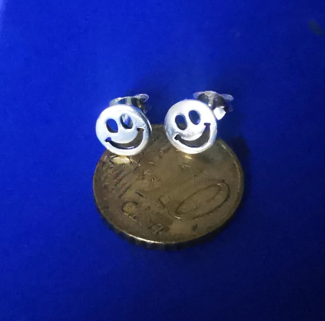 Smiley Ohrstecker aus Sterling Silber – ideales Geschenk für Frauen, minimalistisches Schmuckdesign